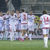 Sions Spieler feiern ihren Treffer zum 1-1 im Fussball Meisterschaftsspiel der Challenge League zwischen dem FC Thun und dem FC Sion, am Freitag, 8. Dezember 2023, in der Stockhorn Arena in Thun. (KEYSTONE/Peter Schneider)